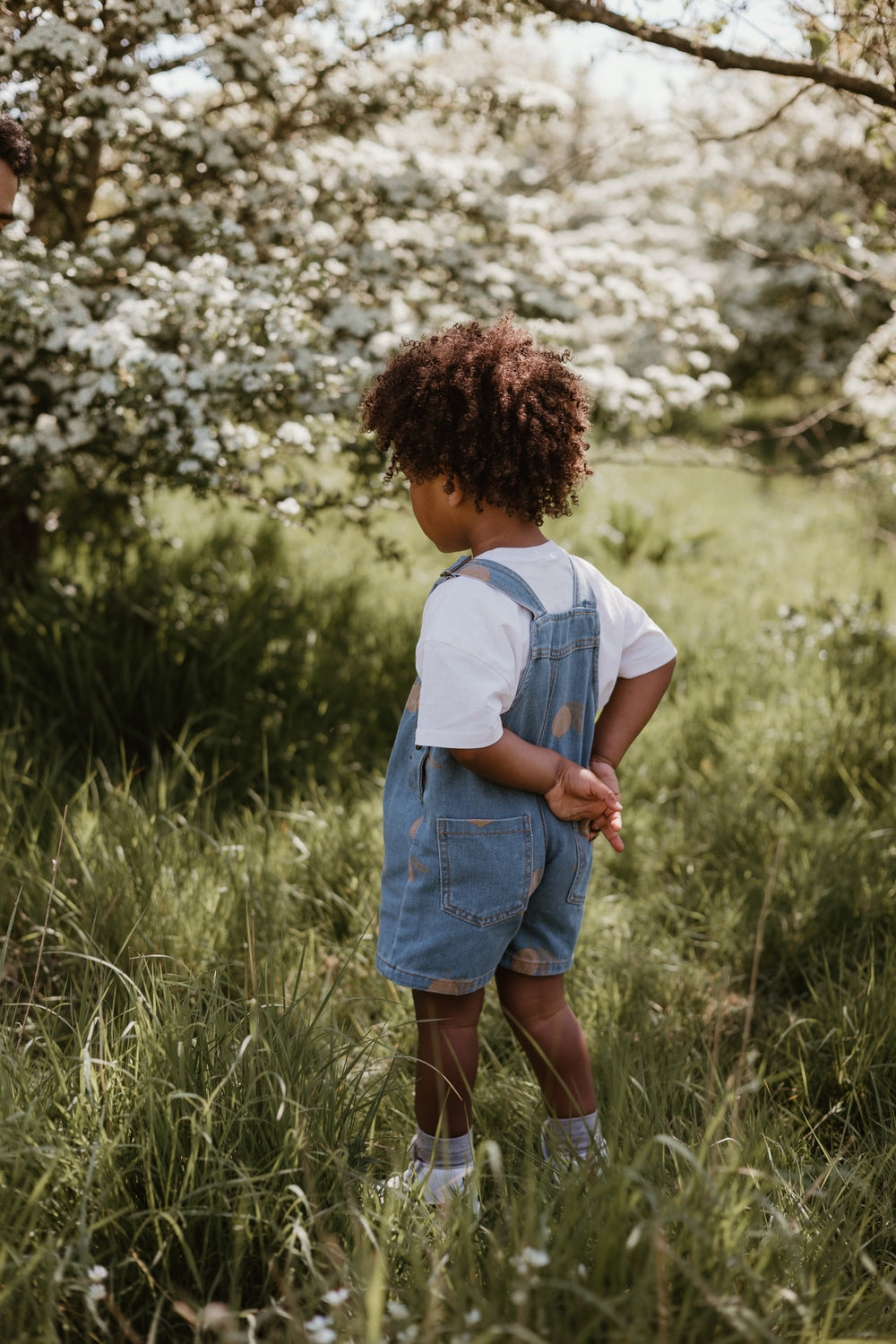 Kinder Latzshorts mit Zitronenprint – Sommerliche Dungaree-Shorts aus Baumwolle (0–7 Jahre)