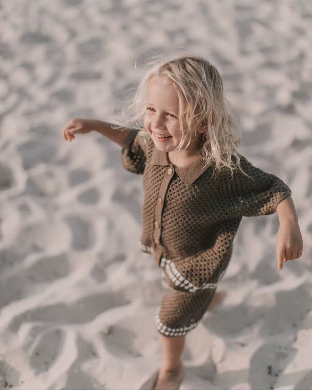 Gestricktes Baby-Set aus Baumwolle 0–3 Jahre – Unisex Sommeroutfit in Braun | Atmungsaktiv & Bequem