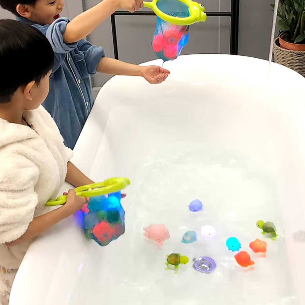Leuchtendes Badespielzeug für Kinder – Kescher & LED-Wassertierchen – Magischer Spielspaß in Bad oder Pool