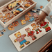Holz-Anziehpuzzle Bär mit 100 Outfits – Buchenholz, Aufbewahrungsbox, ab 2 Jahren | Steckpuzzle