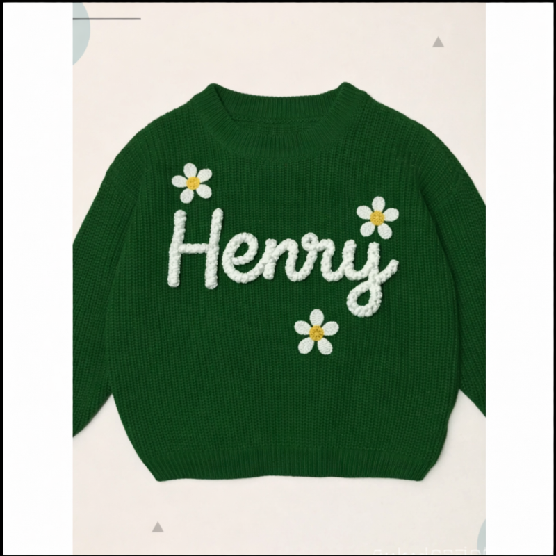 Pullover mit Namen und Tannenbaumprint – bestickt, Baumwolle, Rundhals | Weihnachtspulli Baby
