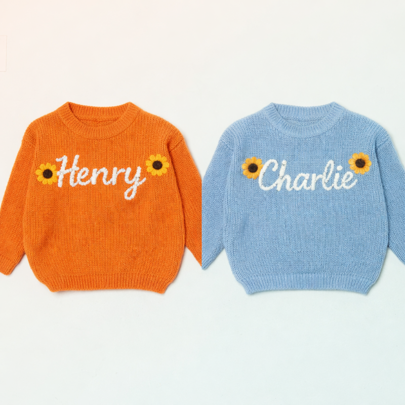 Pullover mit Namen und Tannenbaumprint – bestickt, Baumwolle, Rundhals | Weihnachtspulli Baby