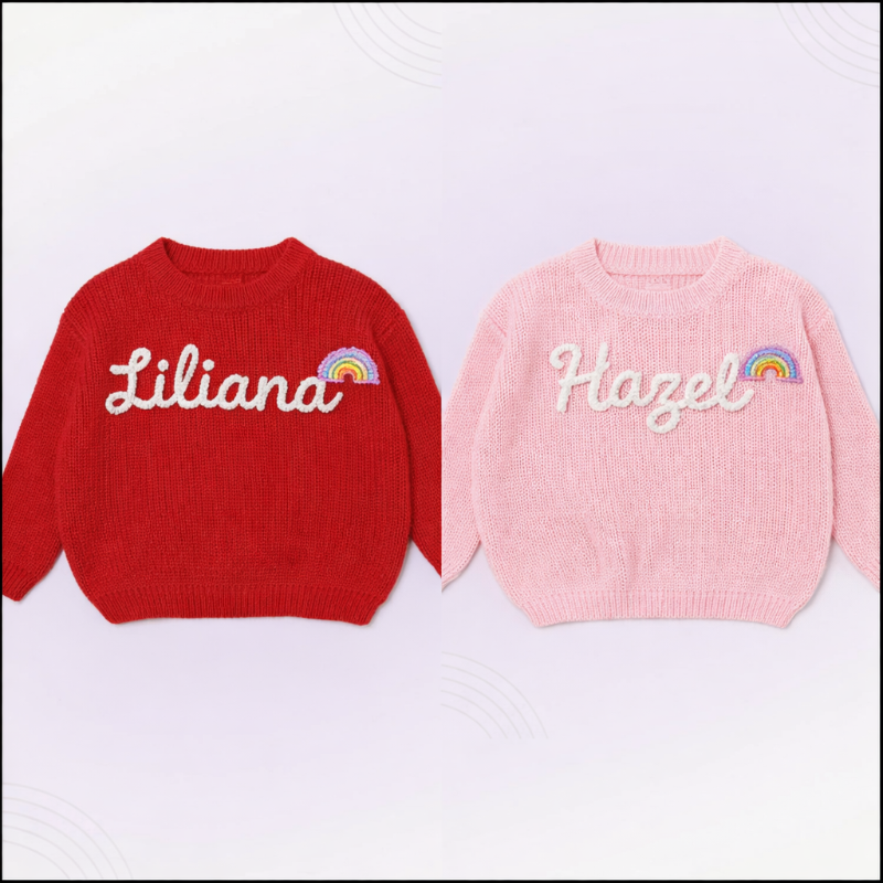 Pullover mit Namen und Tannenbaumprint – bestickt, Baumwolle, Rundhals | Weihnachtspulli Baby