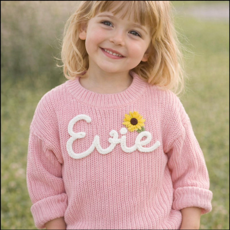 Pullover mit Namen und Tannenbaumprint – bestickt, Baumwolle, Rundhals | Weihnachtspulli Baby