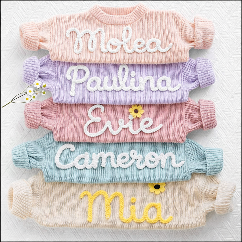Pullover mit Namen und Tannenbaumprint – bestickt, Baumwolle, Rundhals | Weihnachtspulli Baby