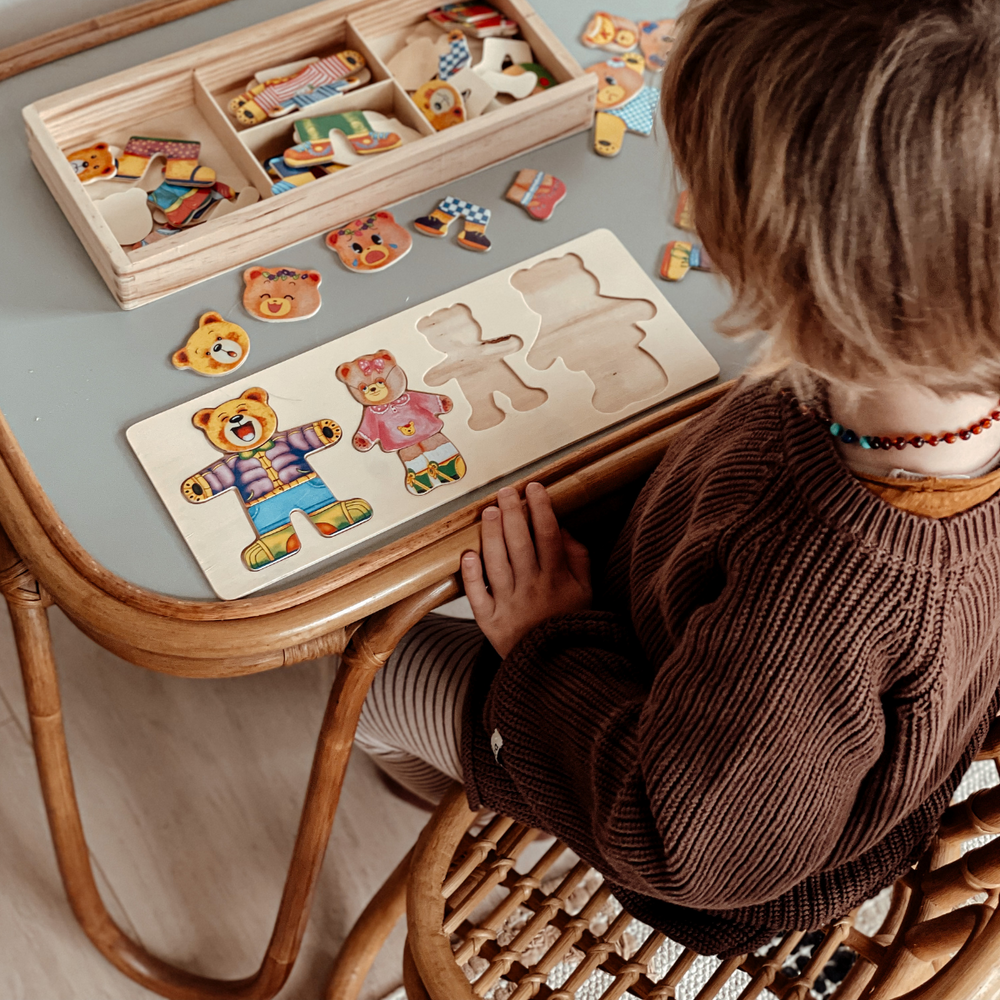 Holz-Anziehpuzzle Bär mit 100 Outfits – Buchenholz, Aufbewahrungsbox, ab 2 Jahren | Steckpuzzle
