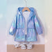Kinderregenjacke mit Kapuze und Glanzoptik – Reißverschluss, Bündchen | Regenjacke