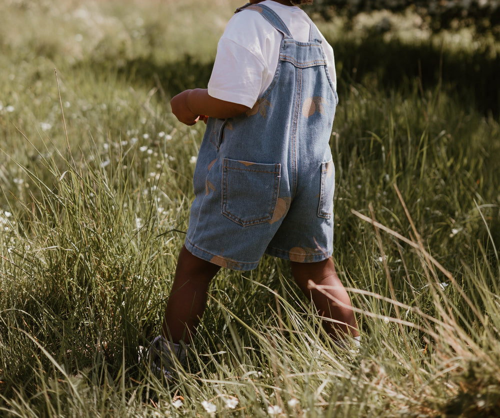 Kinder Latzshorts mit Zitronenprint – Sommerliche Dungaree-Shorts aus Baumwolle (0–7 Jahre)