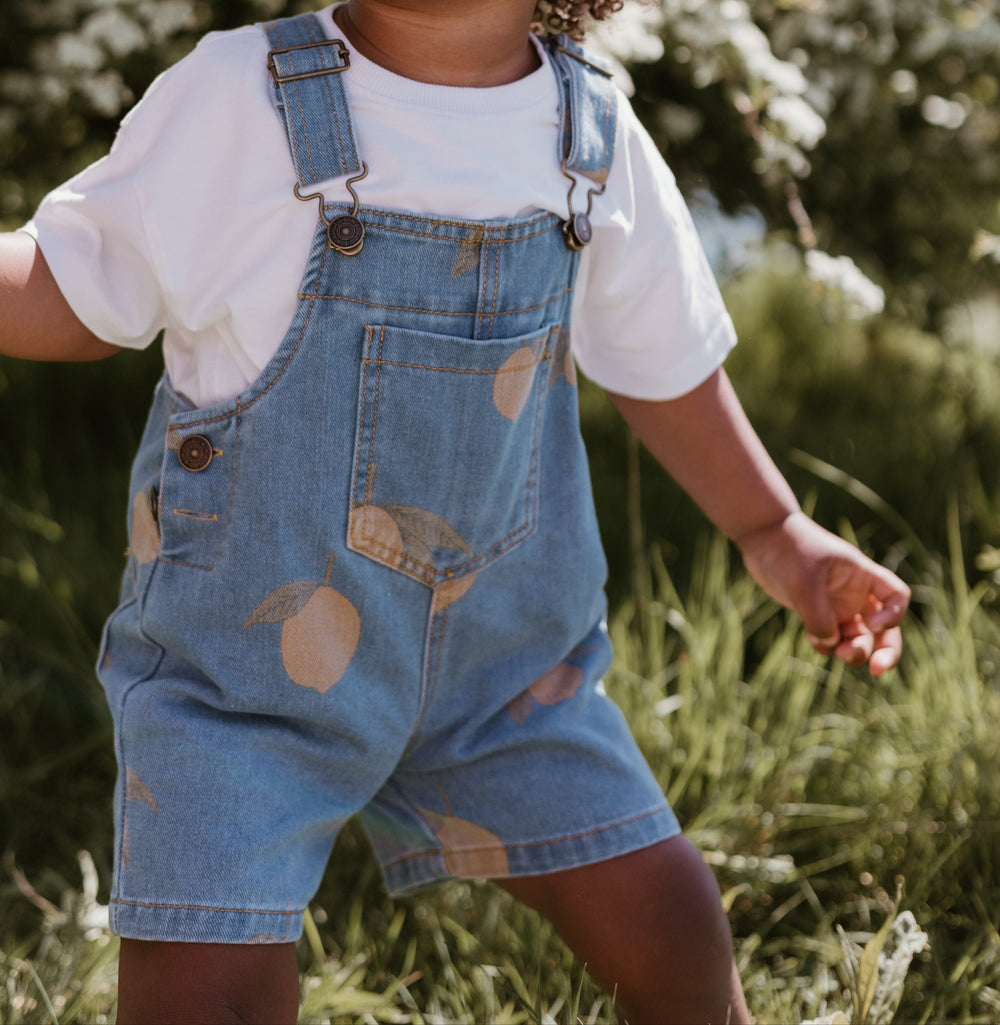 Kinder Latzshorts mit Zitronenprint – Sommerliche Dungaree-Shorts aus Baumwolle (0–7 Jahre)