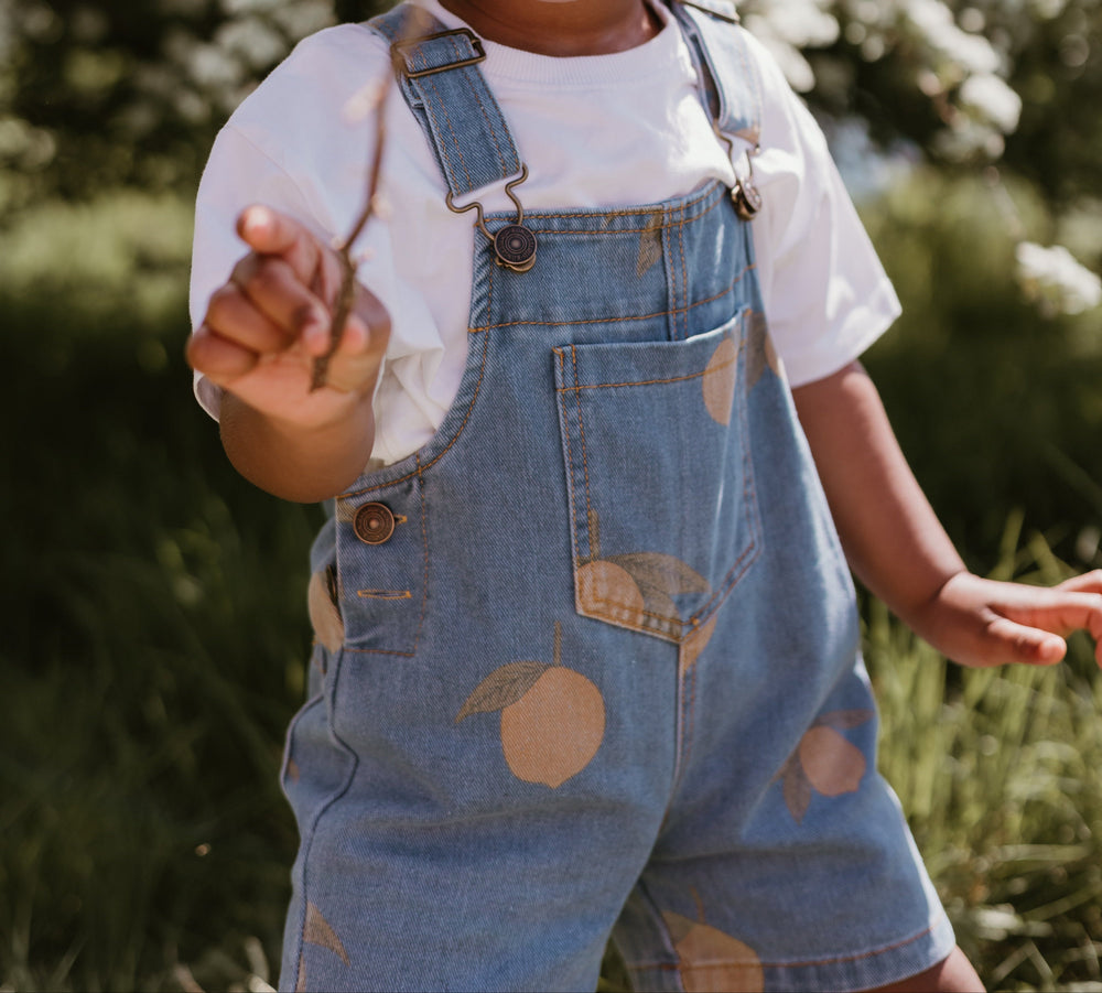 Kinder Latzshorts mit Zitronenprint – Sommerliche Dungaree-Shorts aus Baumwolle (0–7 Jahre)