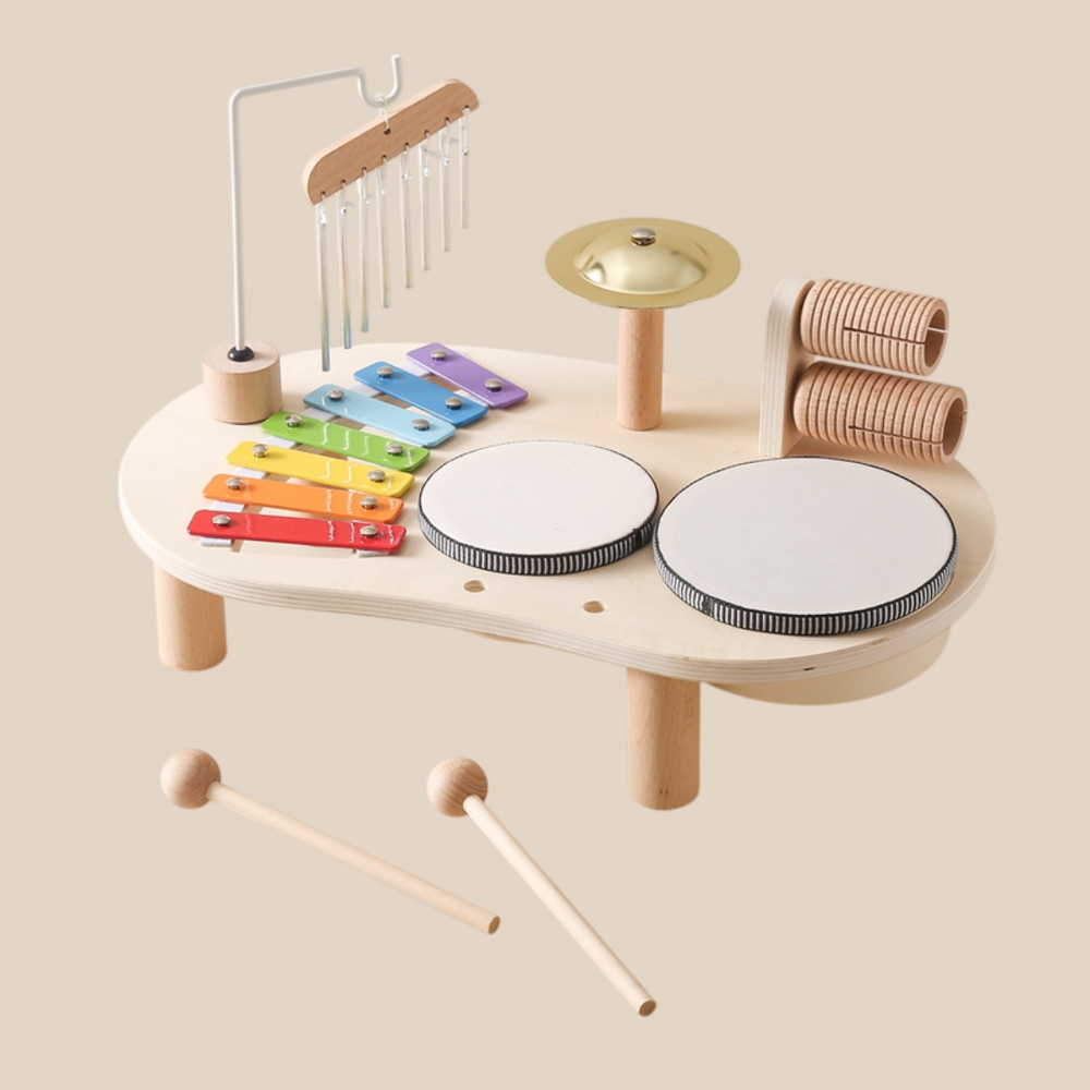Hölzerner Musik Tisch - Pädagogisches Musikinstrument für Kinder, inkl. Trommeln, Xylophon &amp; Becken, ab 1 Jahr