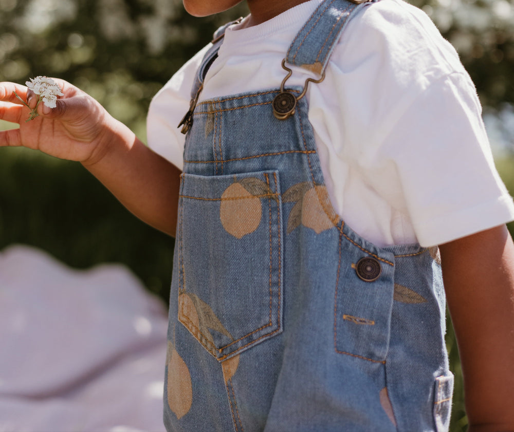 Kinder Latzshorts mit Zitronenprint – Sommerliche Dungaree-Shorts aus Baumwolle (0–7 Jahre)