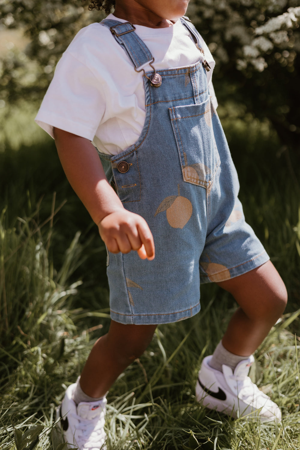 Kinder Latzshorts mit Zitronenprint – Sommerliche Dungaree-Shorts aus Baumwolle (0–7 Jahre)