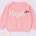 Pullover mit Namen und Tannenbaumprint – bestickt, Baumwolle, Rundhals | Weihnachtspulli Baby