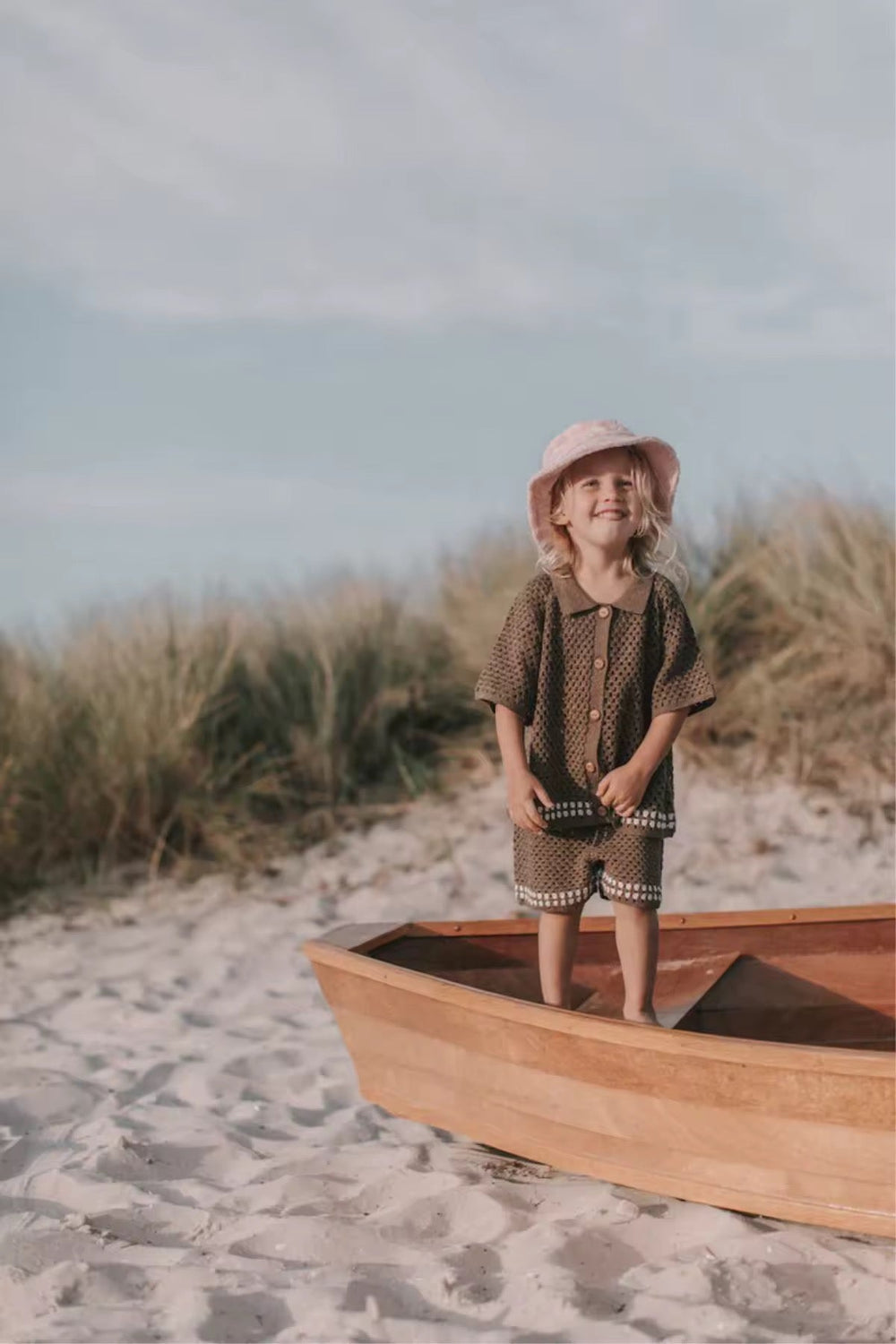 Gestricktes Baby-Set aus Baumwolle 0–3 Jahre – Unisex Sommeroutfit in Braun | Atmungsaktiv & Bequem