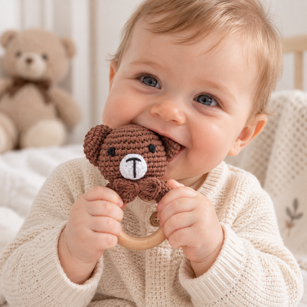 Gehäkelte Rassel mit Holzring Tierfigur – weiches Textil, griffig | Babyspielzeug Geschenk