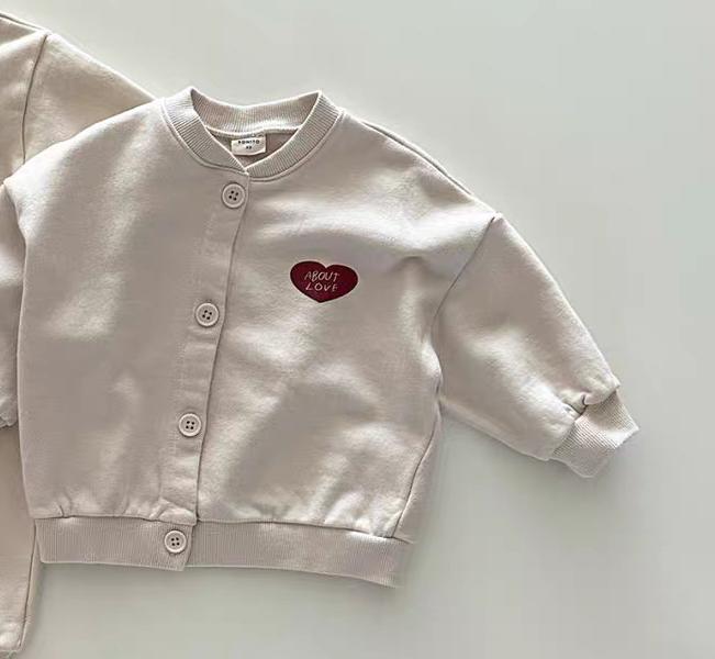 Babyjäckchen mit Herz – Weiche Strickjacke mit Knopfleiste – Unisex Kinderbekleidung (6 Monate – 3 Jahre)