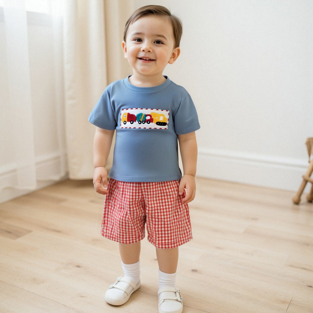 Checkered Truck Sommer-Set Jungen | T-Shirt mit Autos & Karierte Shorts | 6 Monate–4 Jahre | Baumwolle & Polyester | Blau & Rot