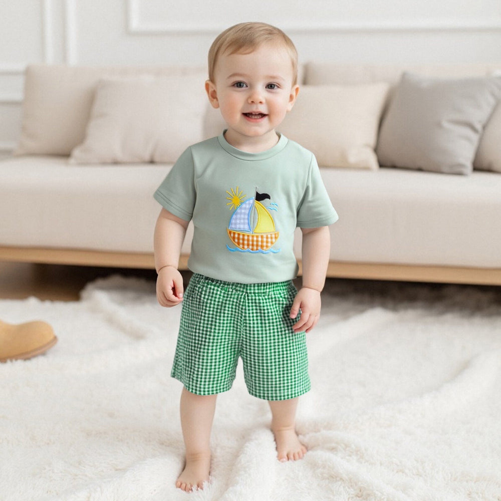 SailAway Sommer-Set Jungen | T-Shirt mit Segelboot & Grüner Karoshorts | Baumwolle & Polyester | 6 Mon.–4 Jahre | Sommer-Outfit für Kleinkinder