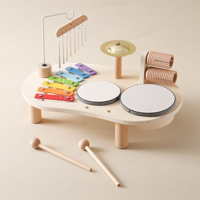 Hölzerner Musik Tisch - Pädagogisches Musikinstrument für Kinder, inkl. Trommeln, Xylophon &amp; Becken, ab 1 Jahr