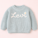 Pullover mit Namen und Tannenbaumprint – bestickt, Baumwolle, Rundhals | Weihnachtspulli Baby
