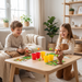 Kinder spielen Tisch-Katapultspiel in einem hellen skandinavischen Wohnzimmer