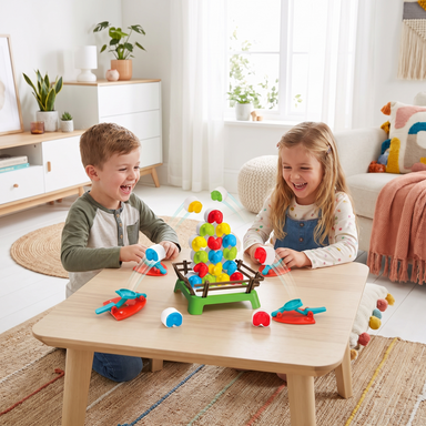 Kinder spielen Springende-Schafe-Brettspiel in einem hellen skandinavischen Wohnzimmer
