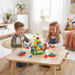 Kinder spielen Springende-Schafe-Brettspiel in einem hellen skandinavischen Wohnzimmer