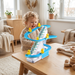 Kind spielt mit Tanzende-Enten-Parcours in einem hellen skandinavischen Wohnzimmer