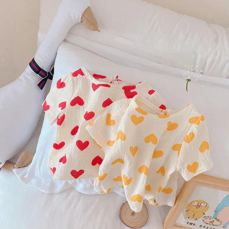 HeartBreeze Sommer-Set für Mädchen – Bequeme Baumwollset mit Herzchenmuster (0–5 Jahre)