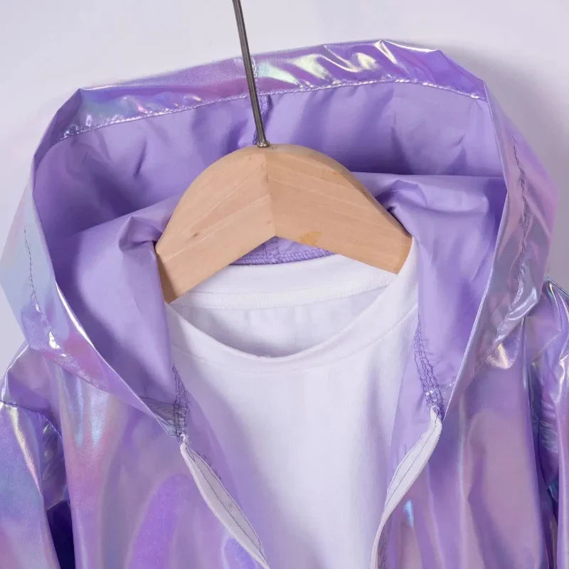 Kinderregenjacke mit Kapuze und Glanzoptik – Reißverschluss, Bündchen | Regenjacke