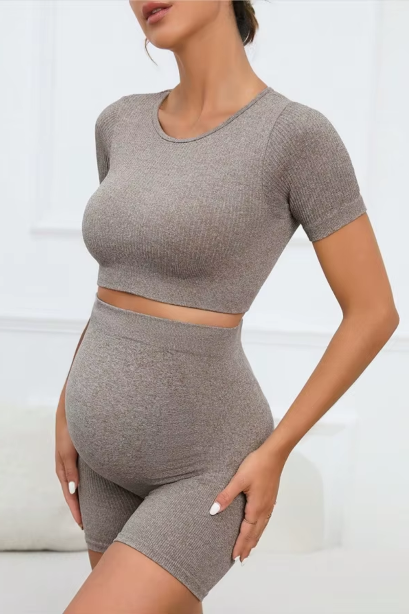 ComfortFit Schwangerschaftsset – Nahtloses Crop Top & High-Waist Short für Ultimativen Komfort