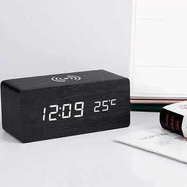 Wecker in Holzoptik mit kabellosem Laden – LED-Display, 3 Alarme, Geräuschaktivierung | Digitaluhr