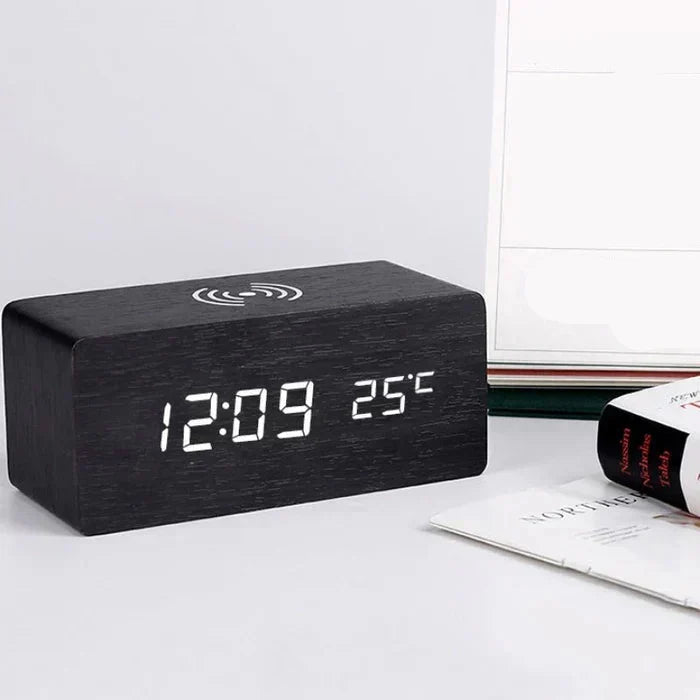 Wecker in Holzoptik mit kabellosem Laden – LED-Display, 3 Alarme, Geräuschaktivierung | Digitaluhr