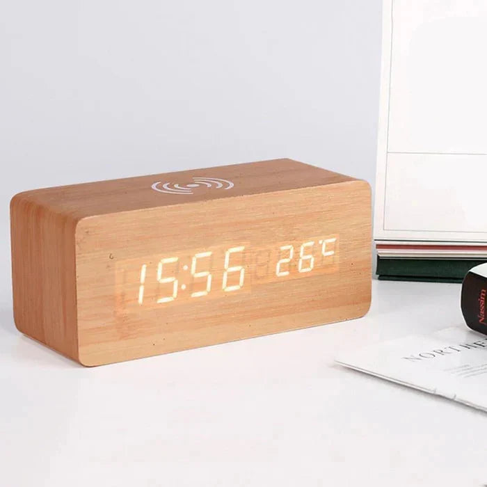 Wecker in Holzoptik mit kabellosem Laden – LED-Display, 3 Alarme, Geräuschaktivierung | Digitaluhr