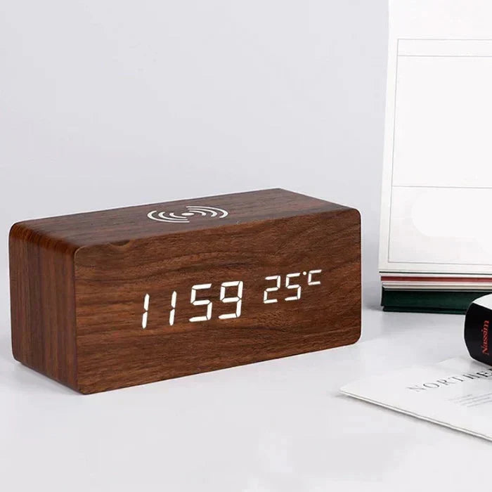 Wecker in Holzoptik mit kabellosem Laden – LED-Display, 3 Alarme, Geräuschaktivierung | Digitaluhr